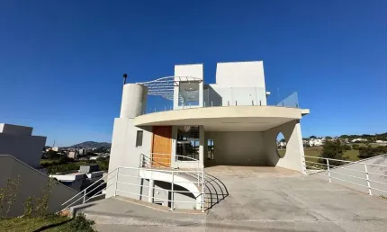 Imóvel com arquitetura neoclássico em condomínio fechado em bragança paulista