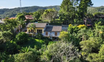 Casa com vista panorâmica próximo ao centro de mairiporã