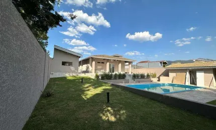 Ampla casa 100% térrea. 1000m² de terreno,com piscina em bairro de Alto Padrão em Atibaia