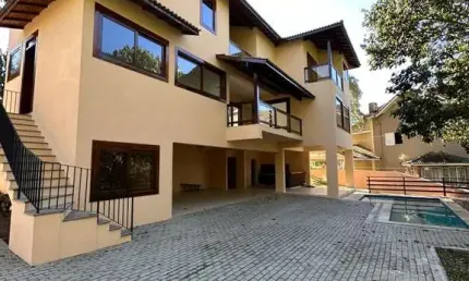 Belíssima casa para venda em condomínio fechado com segurança 24h !