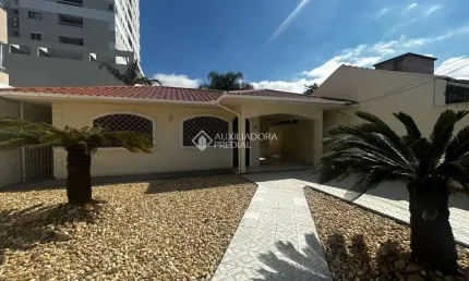 Casa com 3 quartos à venda na Vinte e Um de Abril, 61, Centro, Palhoça, 150 m2 por R$ 749.000
