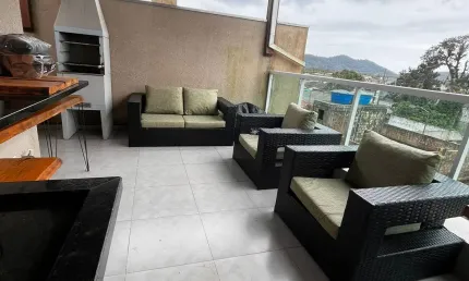 Triplex, 03 Q, 1 suíte, 3 anos (planejados e eletros), 04 ares cond. 800m Centro.