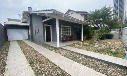 Casa em condomínio fechado com 3 quartos para alugar na Rua Cecília Meireles, 455, Praia dos Amores, Balneário Camboriú por R$ 12.000