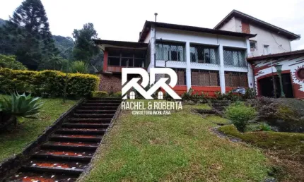Casa com Cachoeira Própria e Piscina de água Natural