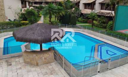 Linda casa em condomínio com infra estrutura de clube