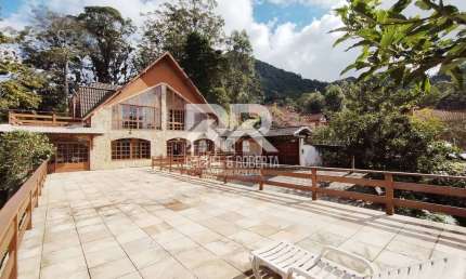 Casa em alto padrão com Cachoeira na Granja Guarani - Perfeita para Pousada