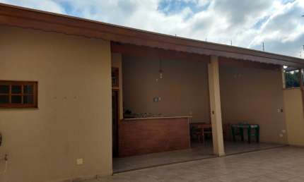 Casa com 3 quartos para alugar na Vila Naly, Caçapava 
