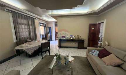 Casa de Luxo com 4 Suítes, Piscina e Jardim em Adrianópolis