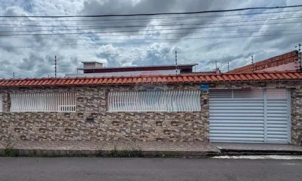 Vende casa com 2 quartos (1 suíte) + um apartamento no conj ajuricaba