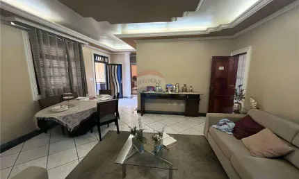 Casa de Luxo com 4 Suítes, Piscina e Jardim em Adrianópolis