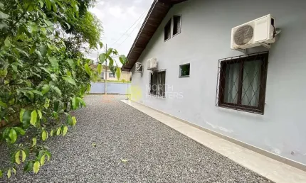 Casa dos Sonhos em Rua Calma e Tranquila: 3 Quartos, Piscina e Contato com a Natureza!