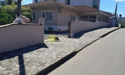 Casa no bairro João Costa, com terreno de 552,94m² e área construída de 130m². Estuda geminado como