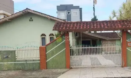 Casa no Jardim Iririu com 130m², estuda permuta por apartamento de menor valor.