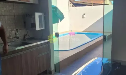 Casa com 190m² construído com  piscina e área de festa