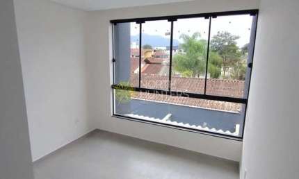 Casa geminada com Piscina, com 2 suítes e 2 vagas de garagens