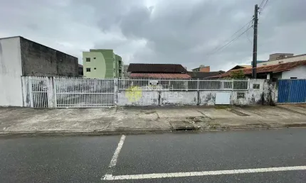 Oportunidade p/ investidores!! terreno com 3 casas e viabilidade para nova construção.