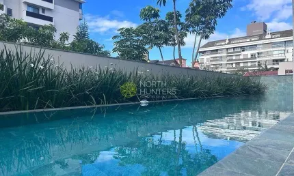 Apartamento com 3 suítes, a 3 min do mar de Jurerê.