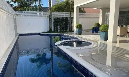 Linda casa à venda em Jurerê  internacional, Florianópolis