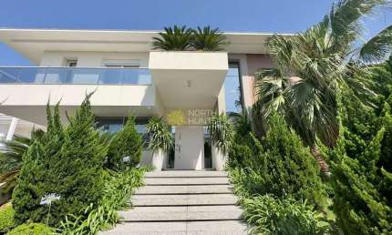 Linda casa em condominio em Jurere internacional a venda.