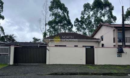 Casa à venda, com piscina.  Espinheiros, Joinville, SC