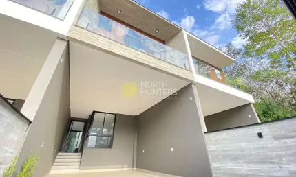 Casa à venda com piscina, jardim de inverno e vaga para 4 carros, Anita Garibaldi, Joinville, SC