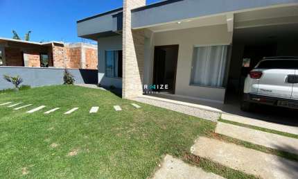 Casa com 02 Dormitórios em rua tranquila no bairro Fazenda da Armação em Gov. Celso Ramos-SC