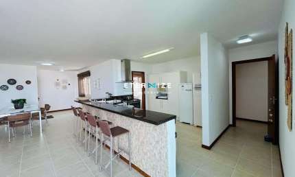 Residência de Luxo com Piscina e Energia Solar: O Seu Refúgio Elegante