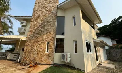 Casa Pé na Areia de Alto Padrão em Governador Celso Ramos