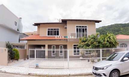 Casa proximo ao Mar no bairro de Calheiros com 05 Dormitórios em Gov. Celso Ramos-SC