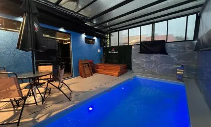 Sobrado de frente para rua com quintal e piscina aquecida no bairro tingui