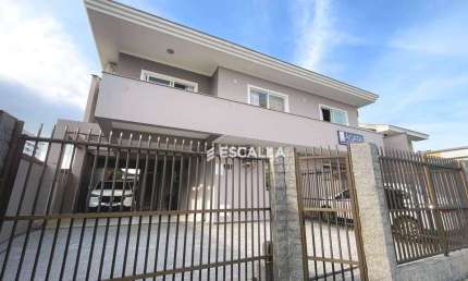 Belíssimo Sobrado Residencial com Sala Comercial localizado no Bairro Saguaçu.