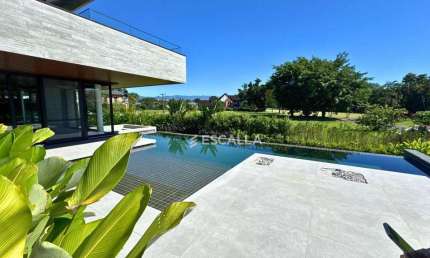 Casa de luxo à venda no Joinville Country Club – 5 suítes, piscina com raia e automação completa!
