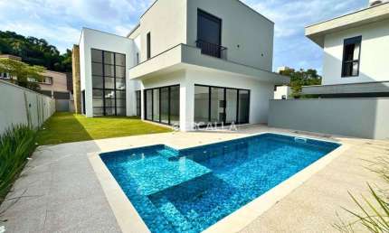 Casa de Alto Padrão à Venda no Bairro América – 4 Suítes e Piscina