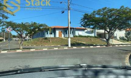 Casa totalmente térrea para venda, localizada no Condomínio Residencial dos Lagos em Itupeva, em um local privilegiado dentro do condomínio.