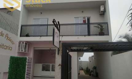 Sobrado  à venda localizado no bairro Parque Residencial Jundiai, SP contendo no Piso térreo um  salão comercial com 35 m² e mais duas saletas
