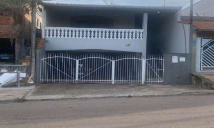 CASA SEMI NOVA A VENDA, LOCALIZADA NO JARDIM DAS TULIPAS, JUNDIAÍ - SP, CONTENDO 3 DORMITÓRIOS, SENDO 2 SUÍTES UMA DELAS  COM CLOSET, AMPLA SALA