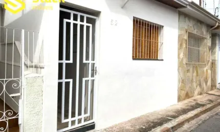 Casa térrea localizada na Vila Santa Rosa, Vila Arens, em Jundiai - SP. Contendo 1 dormitório e 1 sala bem amplos, cozinha e banheiro, quintal e área