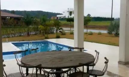 CASA A VENDA/LOCAÇÃO NO CONDOMÍNIO SERRAZUL EM ITUPEVA.