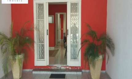 Casa Comercial a venda, localizada na Vila Arens em Jundiaí, SP - Contendo 1 recepção com banheiro, 3 salas, 2 banheiros, 1 cozinha e lavanderia