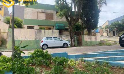 Ótima Casa que pode ser Residencial ou Comercial, localizada na Vila Municipal em Jundiaí, em uma  esquina, de frente com uma pracinha muito bem cuida