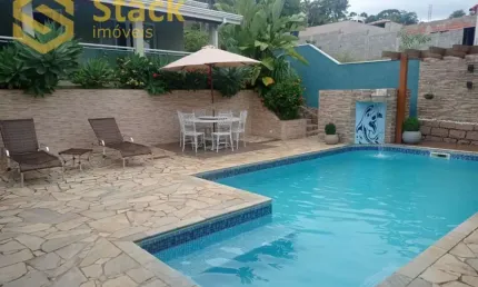 Casa térrea localizada no condomínio outeiro das flores, em itupeva, sp, contendo são 3 dormitórios , sendo duas suítes, todos com moveis planejados
