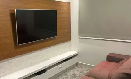 APARTAMENTO À VENDA COM 2 QUARTOS, SENDO UMA SUÍTE, SALA AMPLIADA DE TV QUE PODE REVERTER NO TERCEIRO DORMITÓRIO