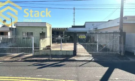 Pequeno galpão construido no fundo do terreno e um escritório/banheiro construido na frente do terreno,  com uma área construida de 109 m², Jundiai SP