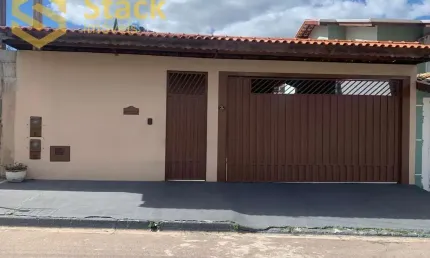 Casa térrea de 3 quartos e 3 suítes no Jardim Colonia, Jundiaí-SP, com 220 m² e 3 vagas de garagem e ampla área externa nos fundos com salão de festas