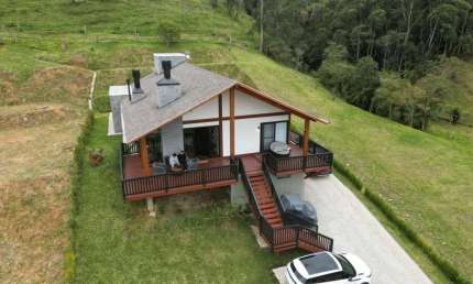 Casa para Venda em Rancho Queimado, Invernadinha, 4 dormitórios, 2 suítes, 4 banheiros, 8 vagas