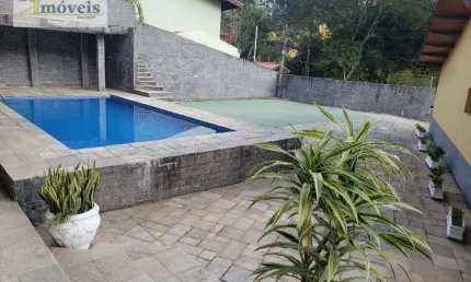 Um refúgio no meio da natureza com toda a comodidade de uma casa bem estruturada