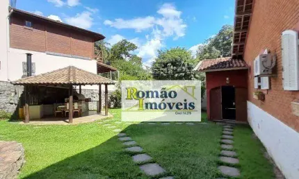 Viva o Luxo à Beira do Lago em Nosso Condomínio Exclusivo!