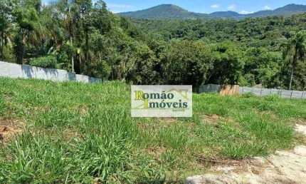Terreno com 1.822 m²  com Boa Topografia e Vista Privilegiada para a Serra!**