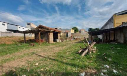 Terreno para Locação com 1.270 m², com pequeno galpão e escritório com banheiro.