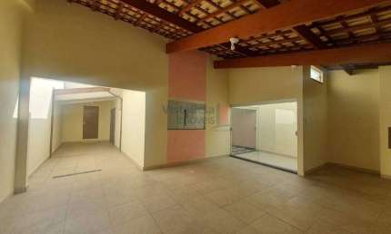 Casa p/Locação no Res. Sitio Sto Antônio com 02 dorm e garagem coberta para 3 veículos.